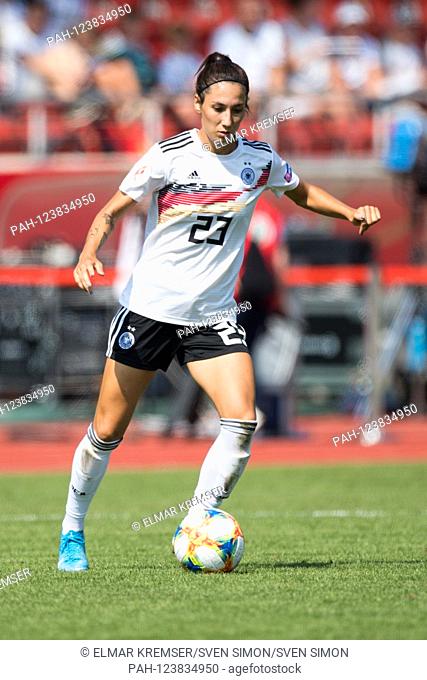 Sara DOORSOUN (D) with Ball, individual action with ball, action, full figure, upright format, Soccer Laenderspiel, Women, EURO Qualification
