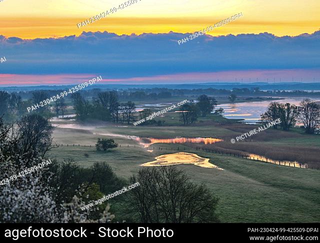 24 April 2023, Brandenburg, Lebus: View from the Oderbruch edge ""Schöne Aussicht"" on the morning atmosphere at the German-Polish border river Oder