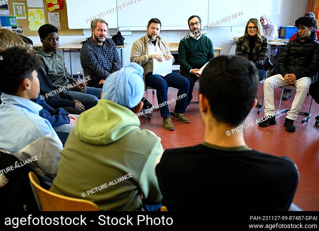 FILED - 22 November 2023, Berlin: Imam Ender Cetin (3rd from left) and Rabbi Igor Itkin (3rd from right) visit the Otto Hahn Secondary School in Neukölln...