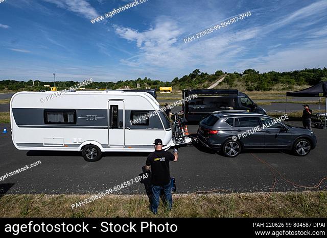 26 June 2022, Lower Saxony, Laatzen: An employee stands next to the team during a weighing campaign for motorhomes. The ADAC Lower Saxony / Saxony-Anhalt...