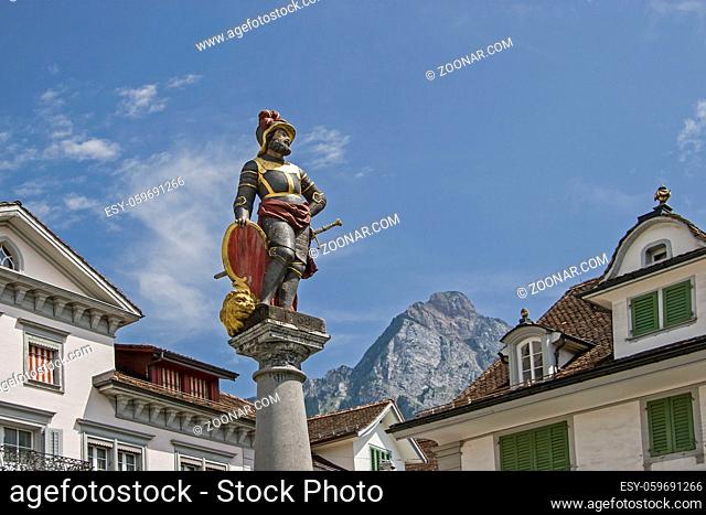 Das Brunnen-Mändl am Hauptplatz der schweizerischen Kantonshauptstadt vor dem Gipfel des Mythen