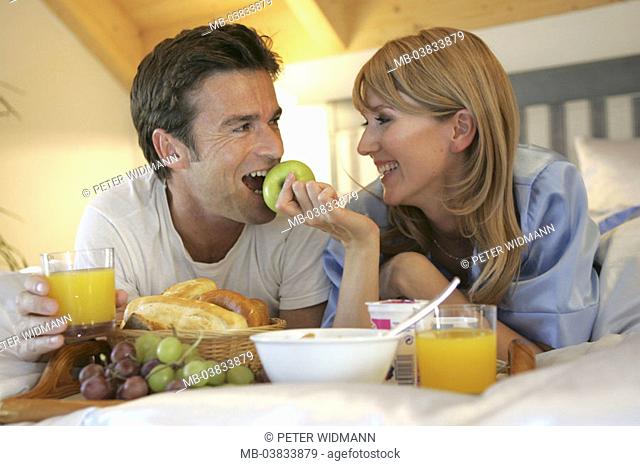 Bed, couple, happily, breakfast, woman,  Apple, holding, man, bites off,   Series, bedrooms, before bed, 30-40 years, partnership, relationship, love, affection