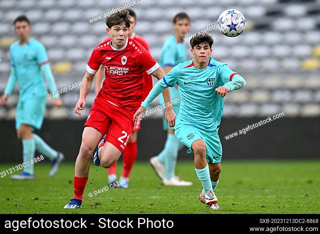 Mats Van Helden (21) of Antwerp fighting for the ball with Quim Junyent (16) of Barcelona pictured during the Uefa Youth League matchday 6 game in group H in...