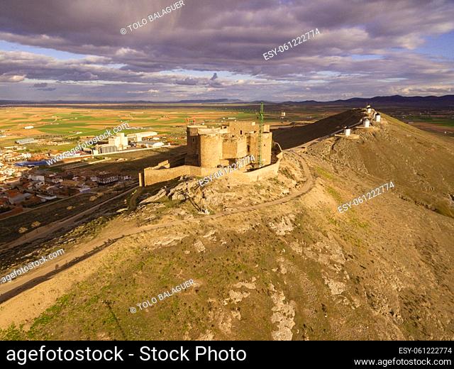 molinos de Consuegra con el castillo de la Muela al fondo, cerro Calderico, Consuegra, provincia de Toledo, Castilla-La Mancha, Spain
