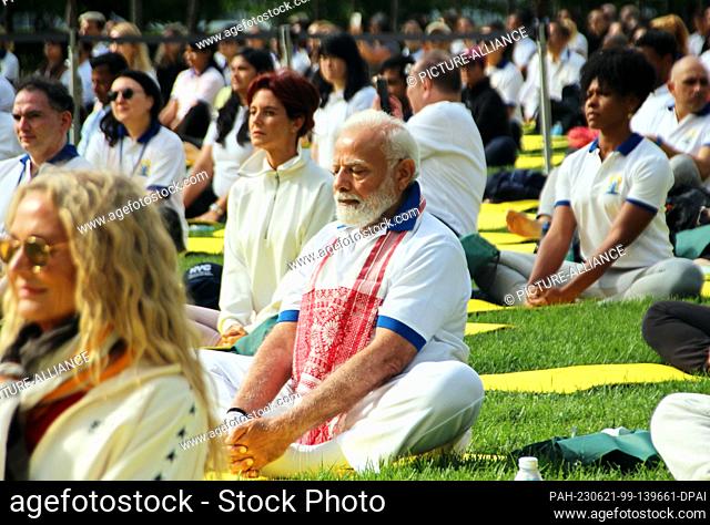 dpatop - 21 June 2023, USA, New York: Narendra Modi (M), prime minister of India, practices yoga with hundreds of people at the United Nations
