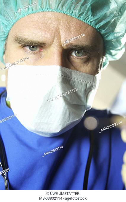 OP-Arzt, gaze camera, portrait,  truncated,   Series, surgeon, doctor, man, 30-40 years, doctors, seriously, concentration, OP-Kleidung, mask, anesthetist