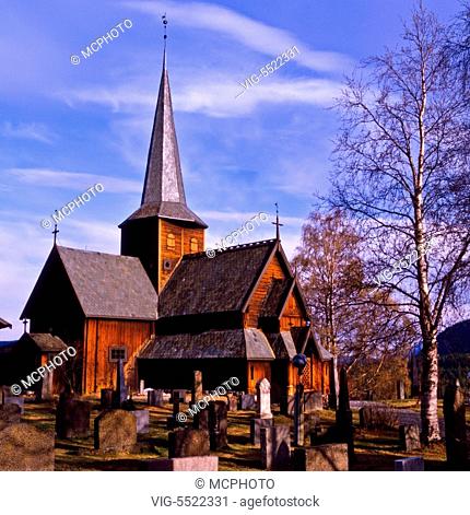 stabkirche von HEDALEN in der oppland fylke, norwegen, im vorfruehling mit friedhof und noch kahler birke. HEDALEN church and graveyard with birchtree in early...
