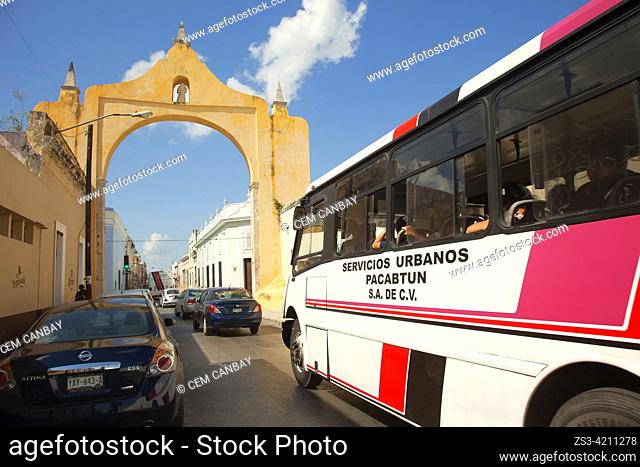 Vehicles around the Arch and Quarter Of Dragons-Arco Y Cuartel De Dragones at the historic center, Merida, Riviera Maya, Yucatan State, Mexico, Central America