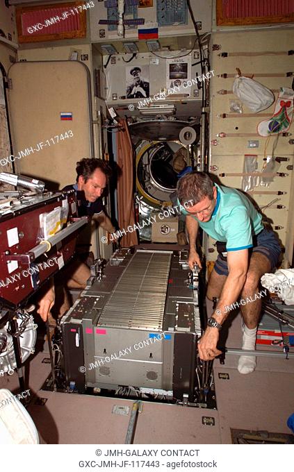 Astronaut William S. (Bill) McArthur (right), Expedition 12 commander and NASA space station science officer, and cosmonaut Valery I