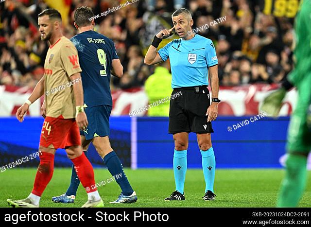 Roumanian referee Radu Petrescu pictured with Luuk de Jong (9) of Eindhoven during the Uefa Champions League matchday 3 game in group B in the 2023-2024 season...
