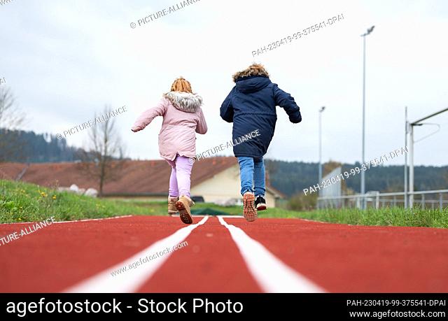 SYMBOL - 19 April 2023, Baden-Württemberg, Rottweil: Children running on a tartan track. Photo: Silas Stein/dpa. - Rottweil/Baden-Württemberg/Germany