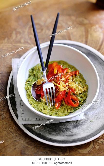Green tea noodles with roasted pepper