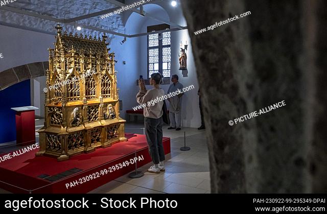 22 September 2023, Saxony, Chemnitz: The Holy Sepulcher from the Bürgerspitalkirche Salzburg (1475) stands for a new exhibition in the Schloßbergmuseum of the...