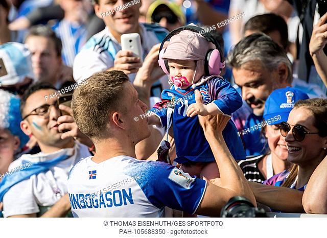 Alfred Finnbogason (Iceland) rejoices after playing with his family GES / Football / World Championship 2018 Russia: Argentina - Iceland, 16.06