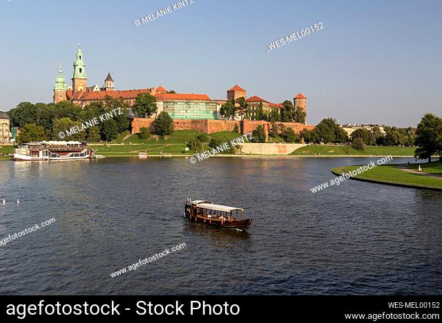 Poland, Krakow, view to Wawel Cathedral and castle with Vistula River in the foreground