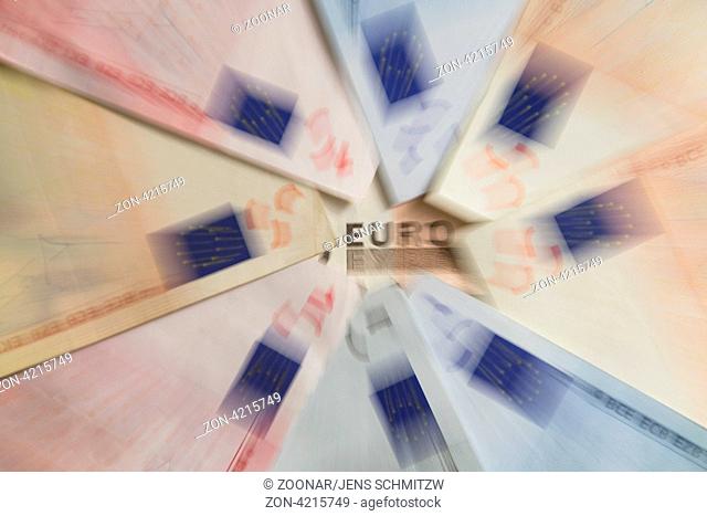 Symbolbild zur Eurokrise Vordergrund Euroschriftzug vom 50 Euroschein umringt von Euroscheinen verschwommen