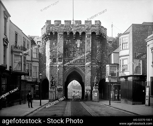 BARGATE, Southampton, Hampshire. Exterior view looking south through the medieval gatehouse at the northern entrance to the town