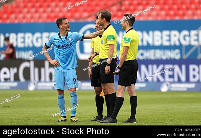 firo: 16.05.2021, Fuvuball, 2nd Bundesliga, season 2020/2021, 1. FC Nvºrnberg - VfL Bochum 1: 1 Simon Zoller, whole figure, with, and, referee