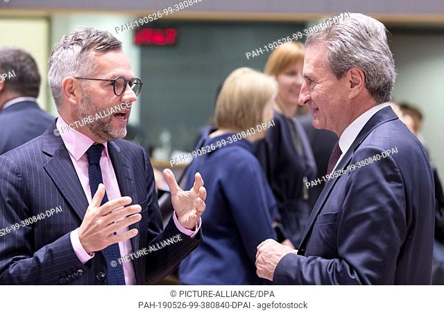 21 May 2019, Belgium, Brüssel: 21.05.2019, Belgium, Brussels: Federal Minister of State Michael Roth (L) talks with EU Budget and Human Resources Commissioner...