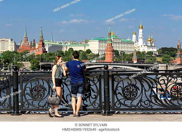 Russia, Moscow, Couple front of The Kremlin listed as World Heritage by UNESCO
