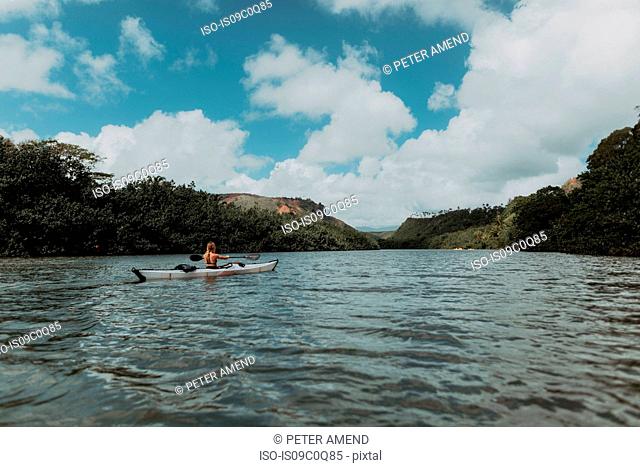 Woman kayaking, Property Released (PR)inceville, Hawaii, US