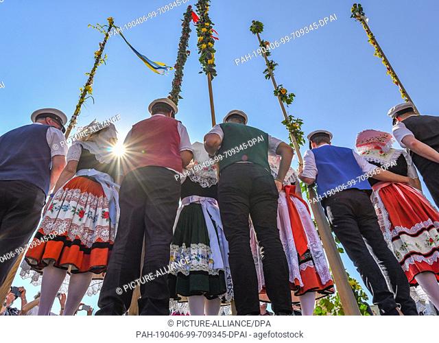 06 April 2019, Brandenburg, Lübbenau: Women in Sorbian-Wendish festive costumes and barge ferrymen take part in the opening of this year's Spreewald season and...