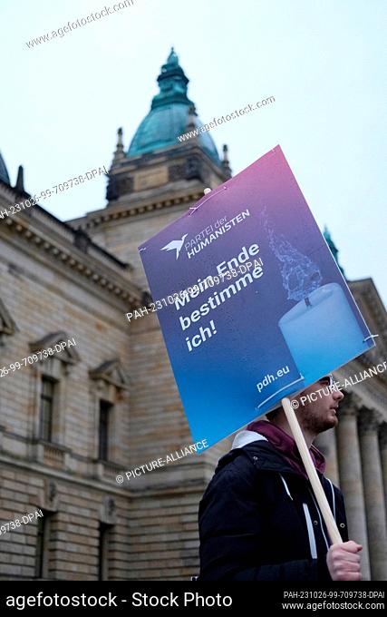 26 October 2023, Saxony, Leipzig: An activist holds a sign in front of the Federal Administrative Court (BVerwG) demanding euthanasia (""I decide my end"")