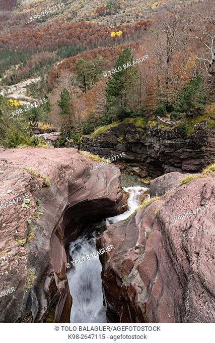 cascada en el rio Cinca, valle de Pineta, parque nacional de Ordesa y Monte Perdido, Provincia de Huesca, Comunidad Autónoma de Aragón, Pyrenees Mountains