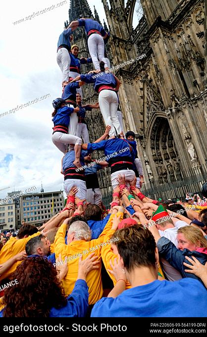 06 June 2022, North Rhine-Westphalia, Cologne: Around 180 human tower builders from the Castellers de la Vila de Gracia human tower association from Cologne's...