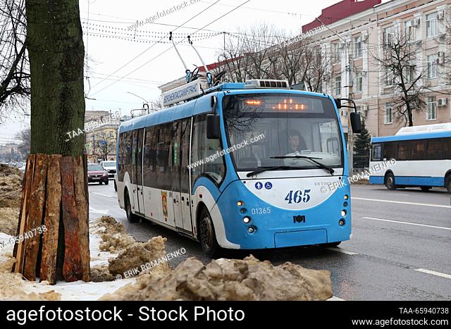 RUSSIA, VORONEZH - 20 de diciembre de 2023: Un trolebus conduce por una de las calles. Erik Romanenko/TASS