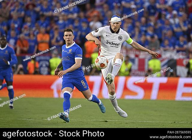 Sebastian Rode (Eintracht Frankfurt) with turban, head bandage, action, duels versus Ryan Jack (Rangers FC). Soccer Europa League