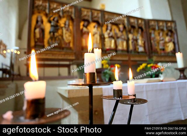 18 September 2021, Saxony-Anhalt, Drübeck: Candles burn for the biker service at the altar in the monastery church. At the end of the season