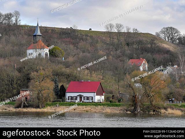 27 February 2020, Brandenburg, Criewen: View from the German bank of the border river Oder to the small Polish village Zaton Dolna in the ""Valley of Love"" in...