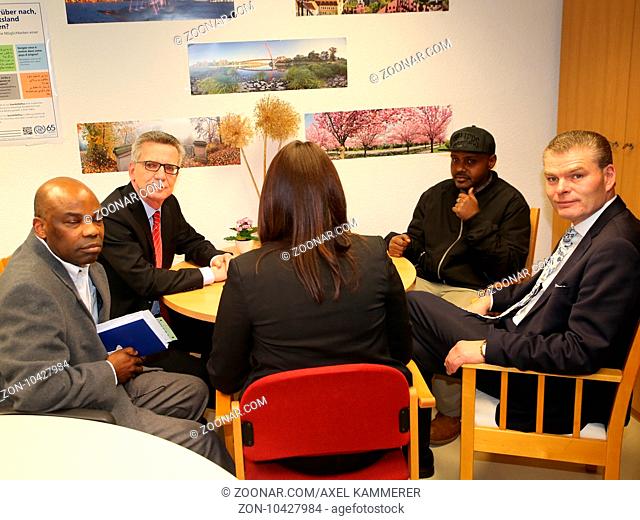 Bundesinnenminister Thomas de Maizière (CDU) (2.v.l.) mit Flüchtling Hashem Gassin (2v.r.) aus dem Sudan in Magdeburger Stadtmission am 21.2.17