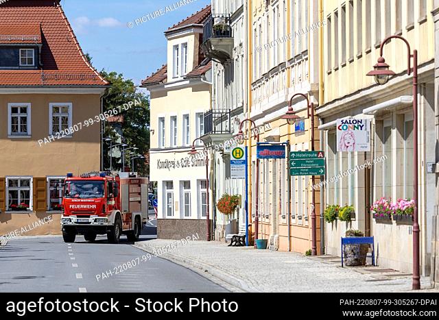 07 August 2022, Saxony, Bad Schandau: A fire truck drives through the empty city center. The situation in the forest fire area of the Saxon Switzerland National...