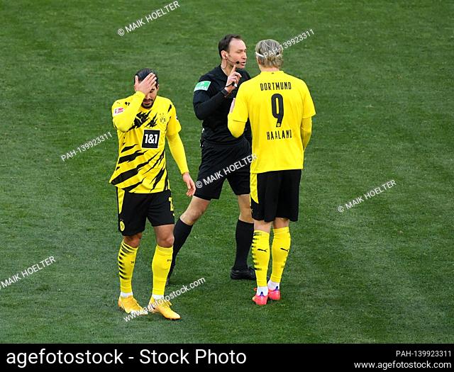 Discussions after the 1: 1, from right Erling HAALAND (DO), referee Bastian DANKERT, Emre CAN (DO) Soccer 1st Bundesliga, 21st matchday