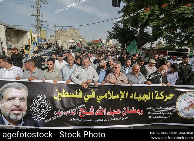 07 June 2020, Palestinian Territories, Gaza City: People take part in a symbolic funeral for the the Palestinian Islamic Jihad movement former leader Ramadan...