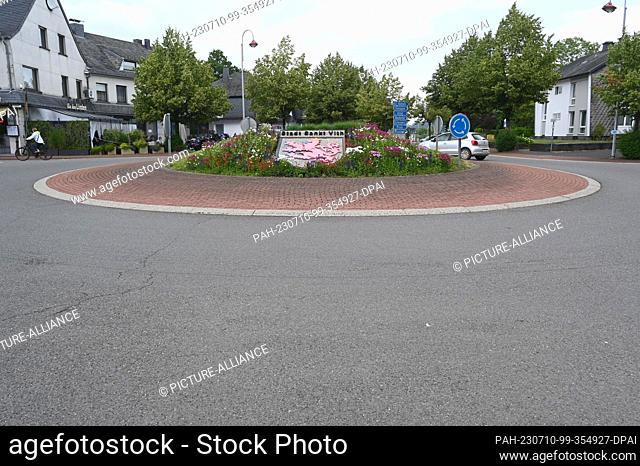 28 May 2023, Belgium, Sankt Vith: The coat of arms of Saint Vith decorates with flowers a traffic circle at the entrance to the town