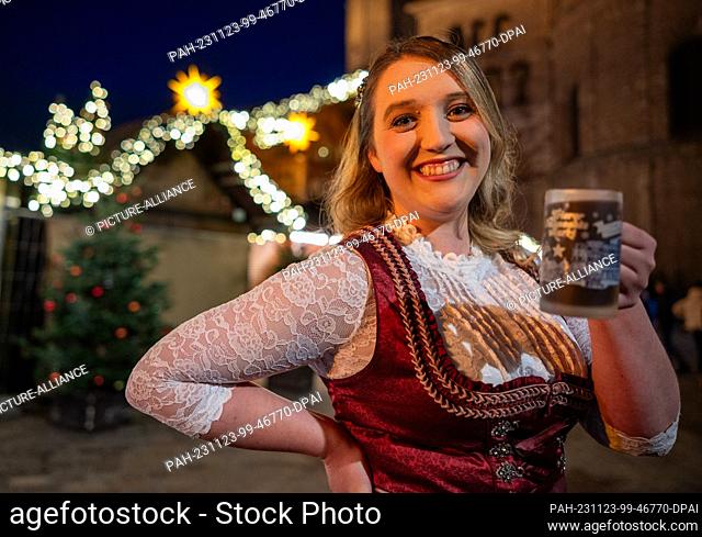 21 November 2023, Rhineland-Palatinate, Trier: The new German mulled wine queen Louisa Kress holds a mulled wine at the Christmas market