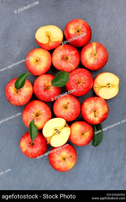 Äpfel Apfel rot Obst Schiefertafel hochkant Frucht Früchte von oben Aufsicht
