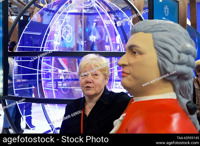 RUSSIA, MOSCOW - 21 de diciembre de 2023: Visitante en la inauguración del Día de la Región de Arkhangelsk durante la exposición internacional de Rusia Expo y...
