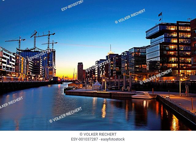 Hamburg Hafencity mit Baustelle Elbphilharmonie am Abend