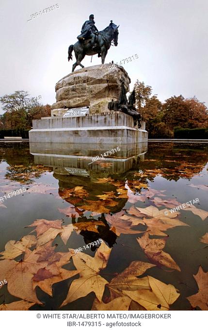 Autumn foliage at the General Martinez Campos Statue, Retiro Park, Jardines del Buen Retiro, Madrid, Spain, Europe