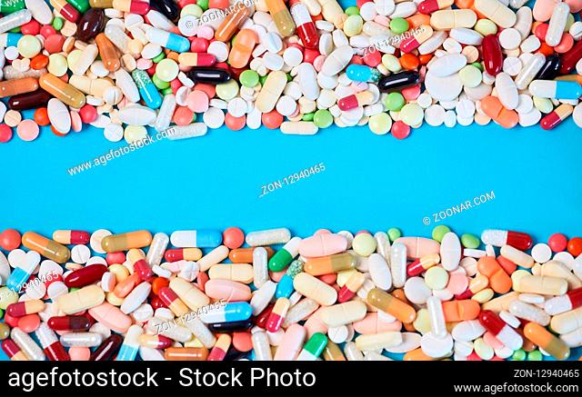 Medizin Hintergrund Banner mit Textfreiraum und vielen bunten Medikamenten