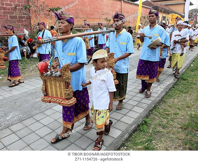 Indonesia, Bali, Mas, temple festival, procession of people, gamelan musicians