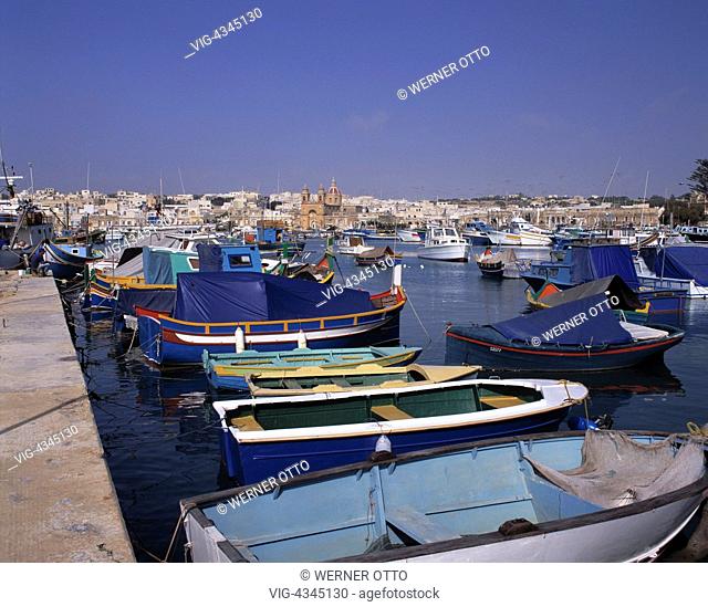 Malta, M-Marsaxlokk, Fischerhafen, Fischerboote (bunt), Luzzi, Kirche Malta, M-Marsaxlokk, fishing port, fishing boats (colourful), Luzzi, church - Marsaxlokk