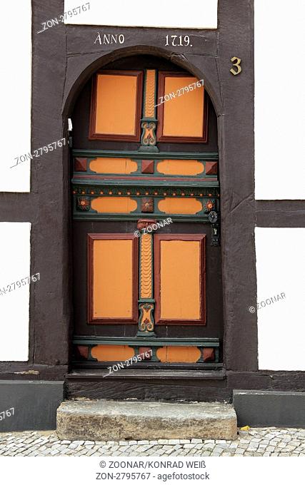 In der Altstadt von Tangermünde sind zahlreiche Fachwerkbauten aus dem 17. Jahrhundert erhalten. Viele Türen und Türrahmen sind reich verziert