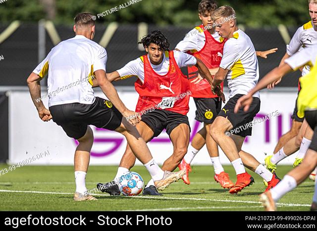 23 July 2021, Switzerland, Bad Ragaz: Football: Bundesliga, Borussia Dortmund training camp at the Ri-Au sports ground. Mahmoud Dahoud (M) fights for the ball