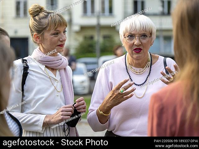 06 May 2022, Berlin: Claudia Roth (r, Bündnis 90/Die Grünen), Minister of State for Culture, and Yvonne Büdenhölzer, Director of the Berlin Theatertreffen