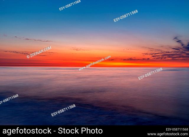 Leuchtender Himmel über der Nordsee nach dem Sonnenuntergang auf Juist, Ostfriesische Inseln, Deutschland. Colourful sky over the north sea after sunset at the...